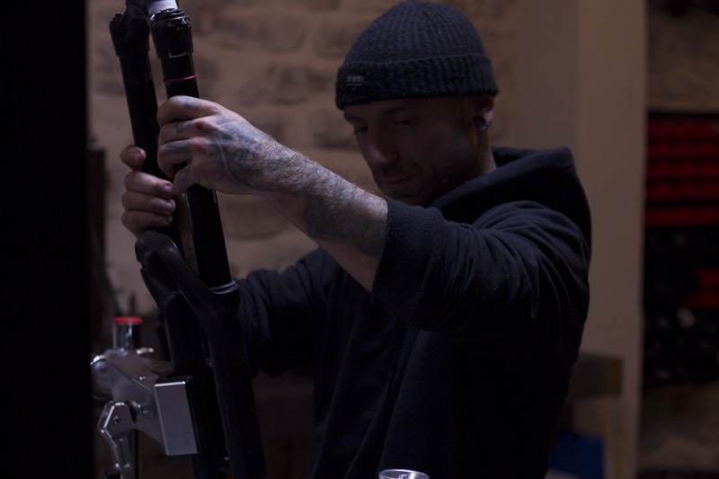 Matthieu Papazian réglant une fourche à l'atelier
