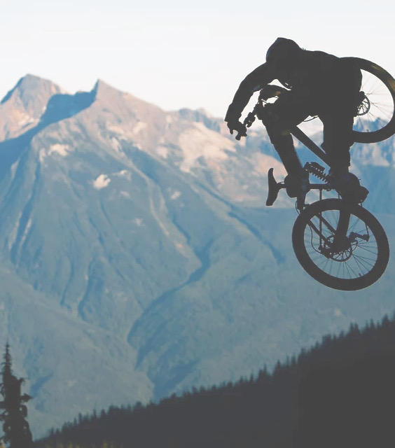 Rider VTT devant les montagnes
