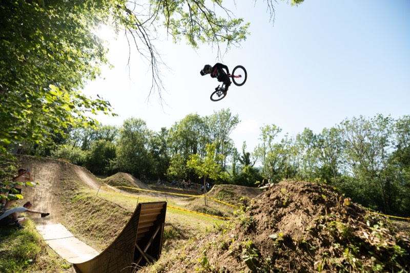 Saut en VTT sur une piste de dirt