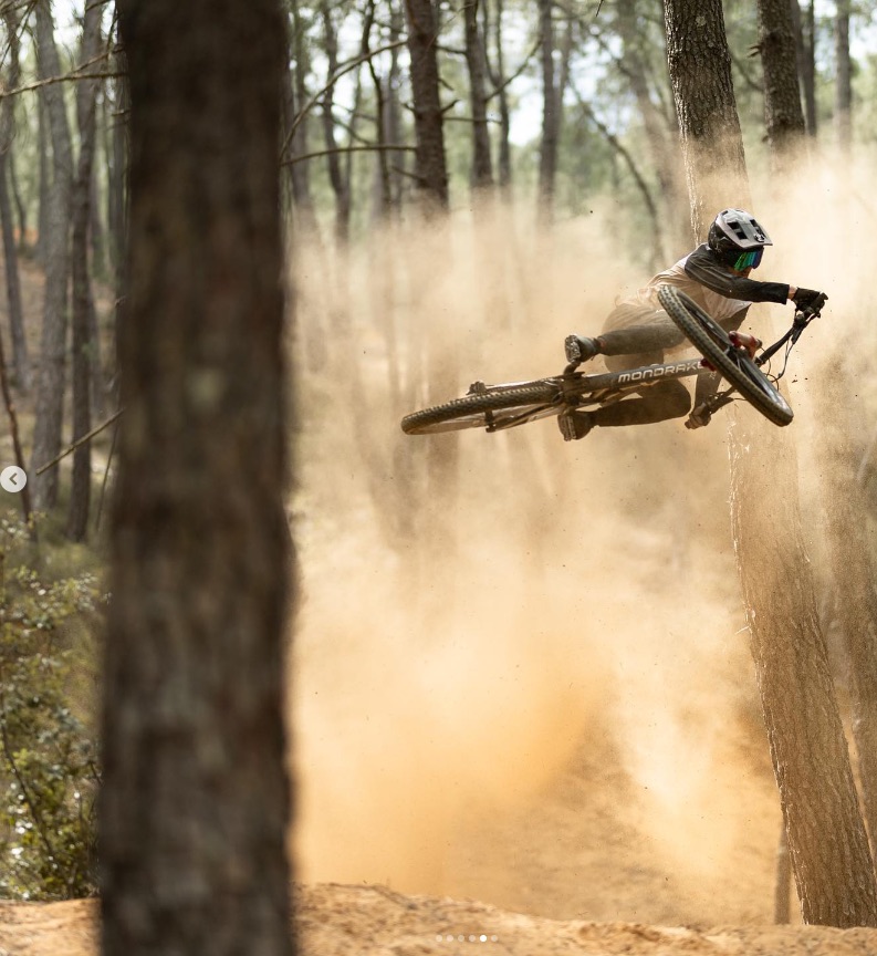 Pilote VTT dans la poussière