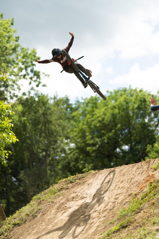 Rider en VTT dans les airs