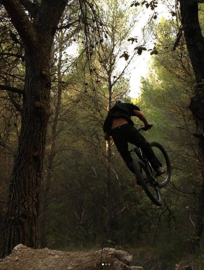 VTT de descente en forêt