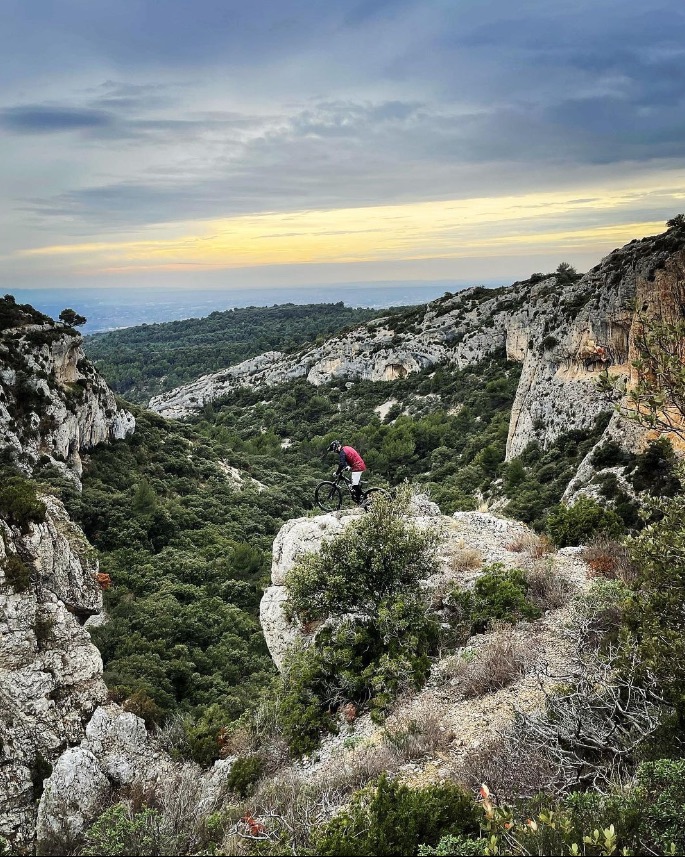 Paysage de montagne rocheux