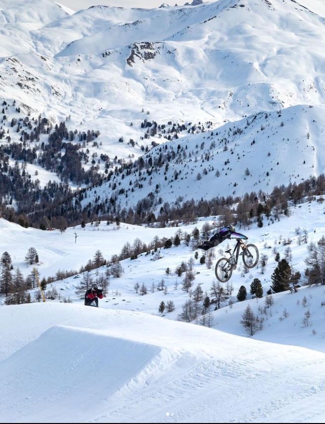 Ride en montagne enneigée